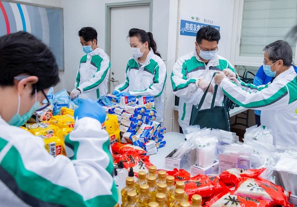 Volunteers from the Hang Lung Properties; volunteer team Hang Lung As One helped to pack 2,000 health and food kits for the needy. (Photo: Hang Lung Properties)